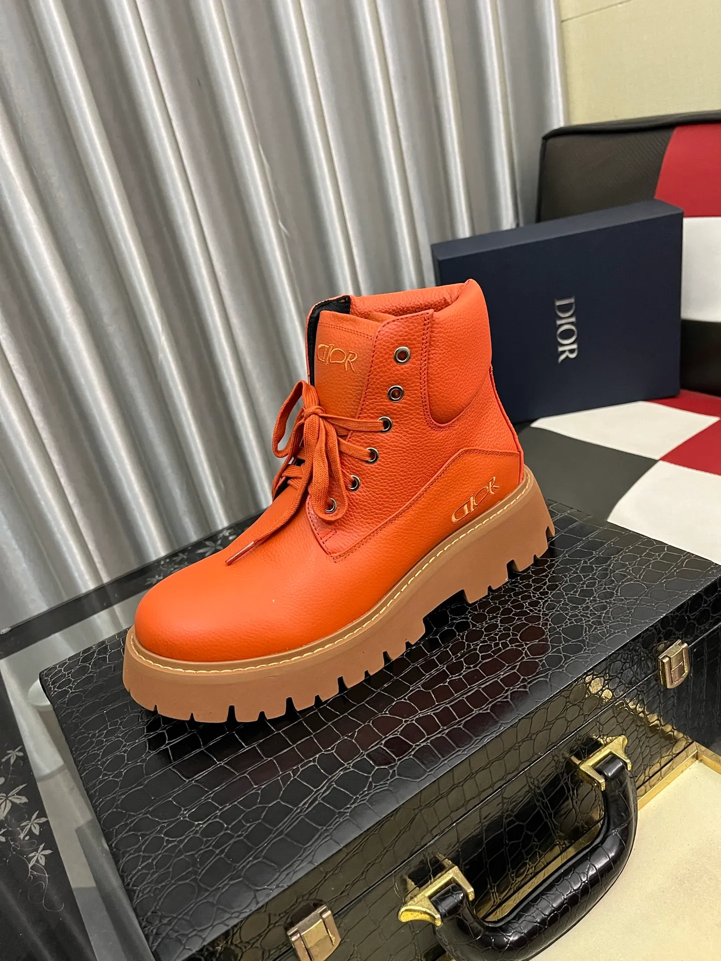 Men's shoes 💰: 560⌚️⌚️Dior top crafts Dior high-top boots counter synchronizes with the original factory configuration, original cowhide patchwork fabric imported from Italy, breathable and comfortable imported water-dyed cow lining, sole: original factory special original sole super comfortable, original factory with single goods high quality, you can enter and exit the counter at will, welcome to compare and synchronize with the counter, code number: 38-44